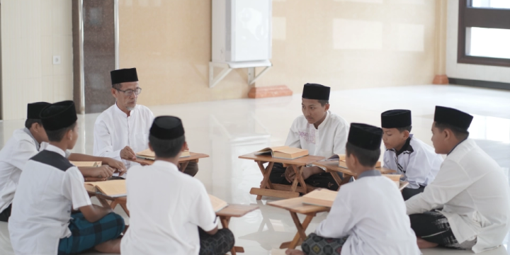 Strategies of Islamic Boarding Schools in Shaping a Knowledgeable and Noble Generation