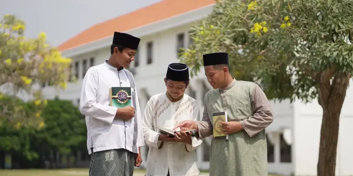 استراتيجيات المدارس الدينية في تشكيل جيلٍ عالِمٍ وذو أخلاقٍ كريمة