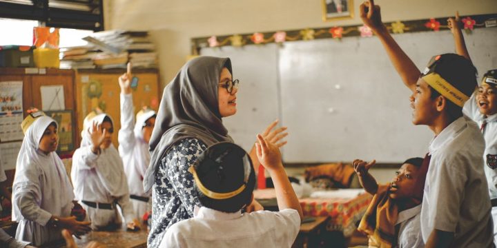 PERAN GURU DALAM KEMAJUAN PERADABAN INDONESIA: PERSPEKTIF INTEGRATIF FILSAFAT PENDIDIKAN DAN NILAI-NILAI ISLAM