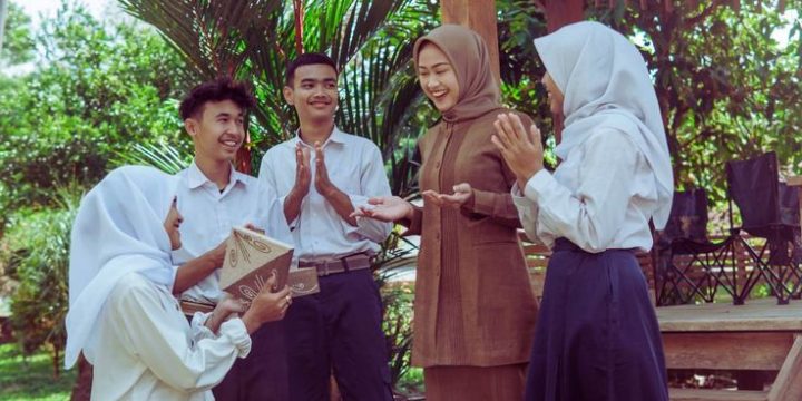 THE ROLE OF TEACHERS IN THE ADVANCEMENT OF INDONESIAN CIVILIZATION: AN INTEGRATIVE PERSPECTIVE OF EDUCATIONAL PHILOSOPHY AND ISLAMIC VALUES