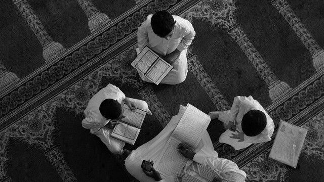 استراتيجيات بناء الكاريزما عند الشيخ المشرف على المعهد الإسلامي (المدرسة الداخلية)