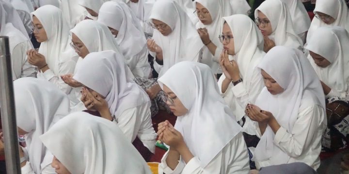 الخدمة من خلال أن يكون الإنسان مشرفًا في المعهد الإسلامي